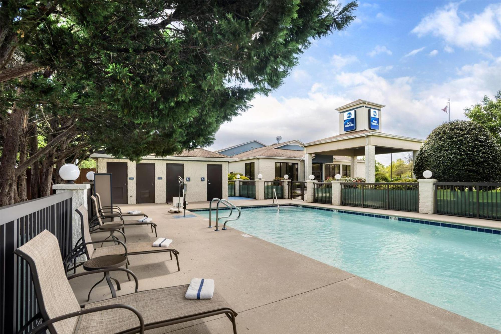 Best Western Inn&Suites Monroe Buitenkant foto