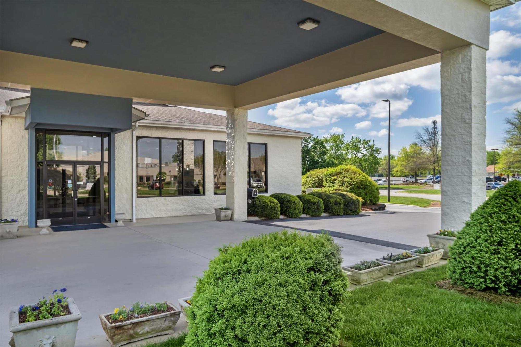 Best Western Inn&Suites Monroe Buitenkant foto