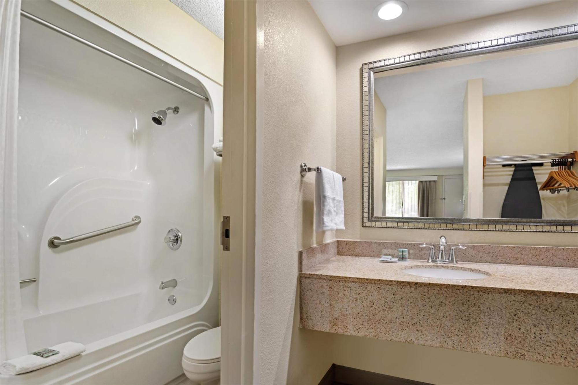 Best Western Inn&Suites Monroe Buitenkant foto