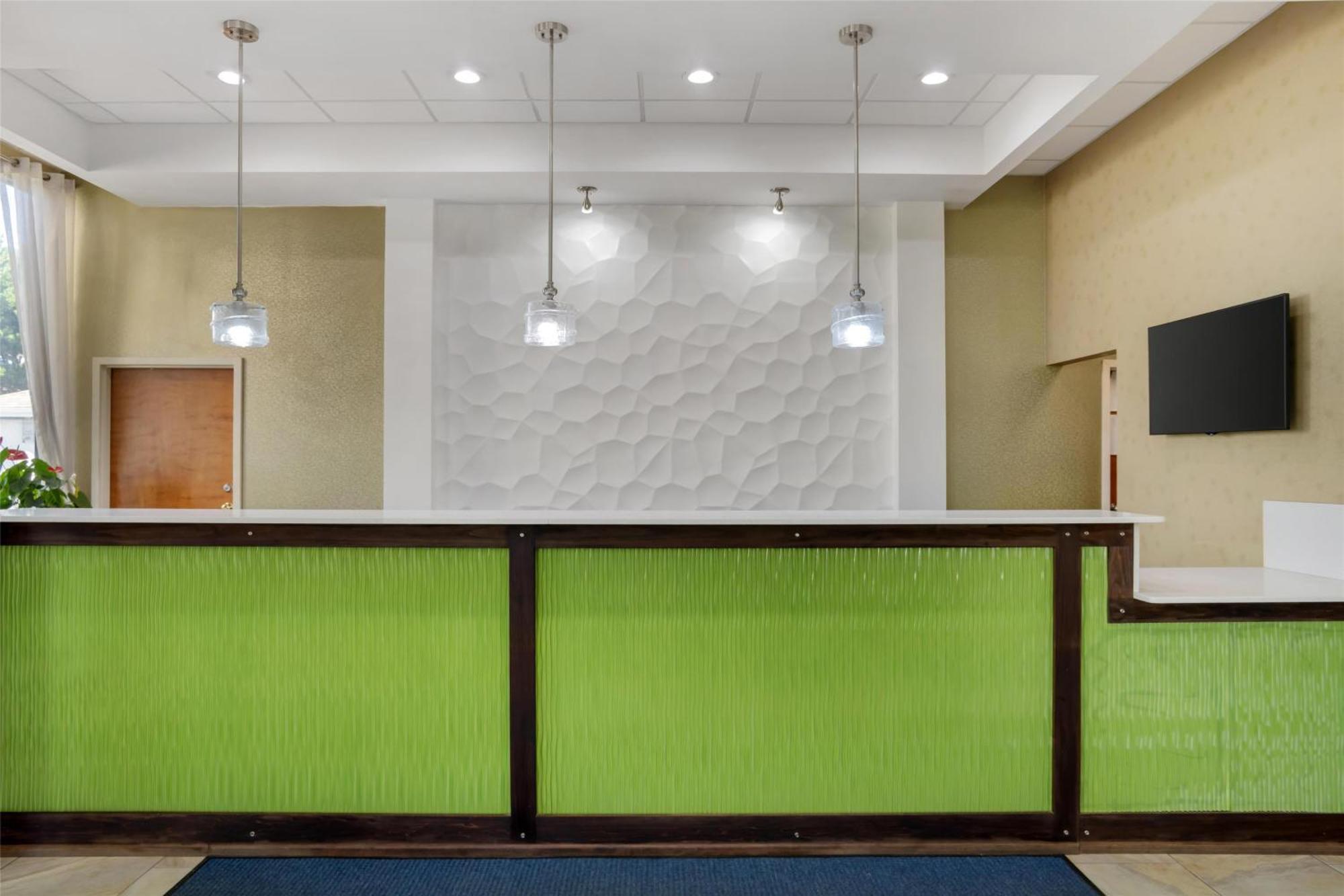 Best Western Inn&Suites Monroe Buitenkant foto