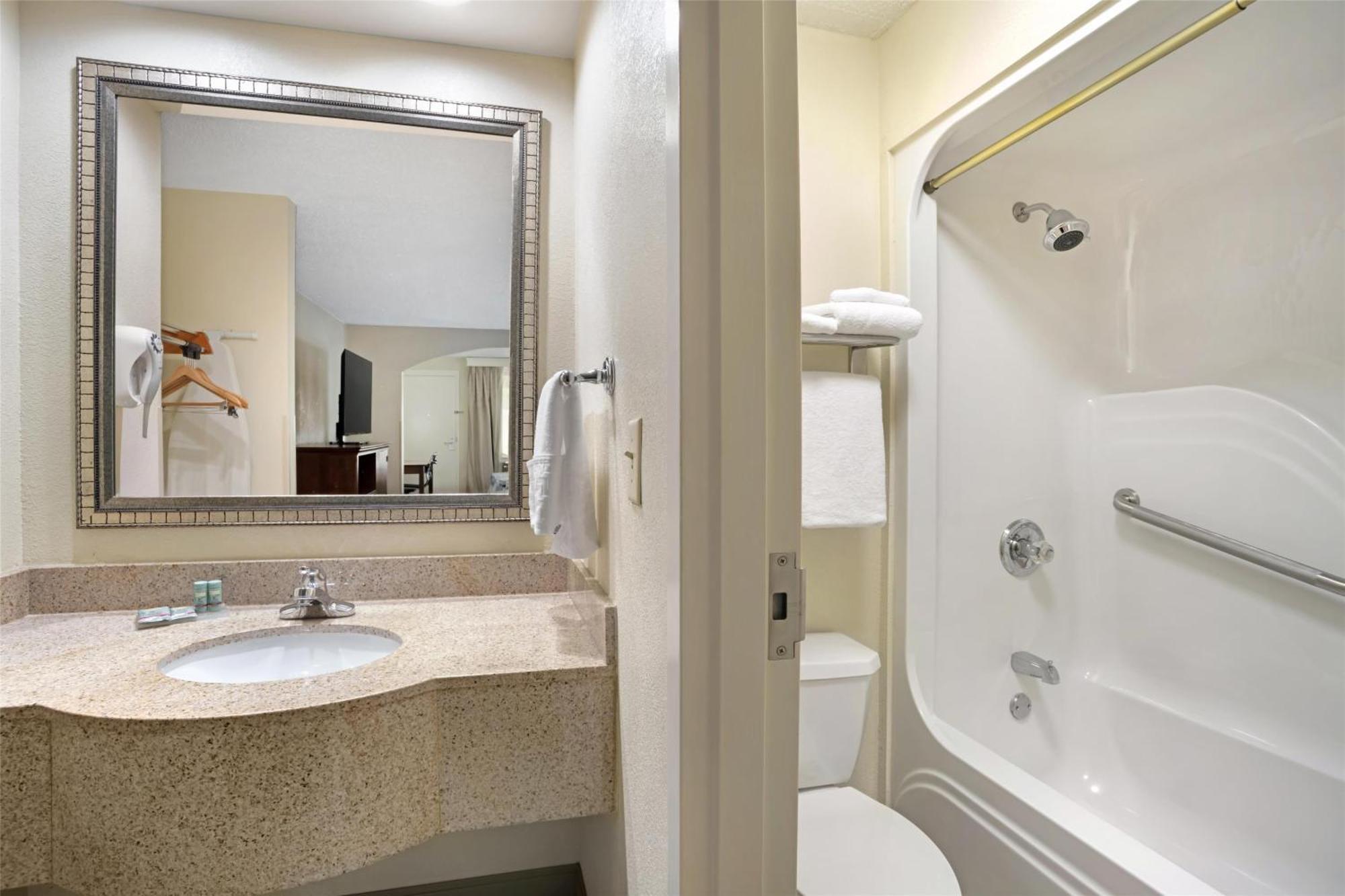 Best Western Inn&Suites Monroe Buitenkant foto