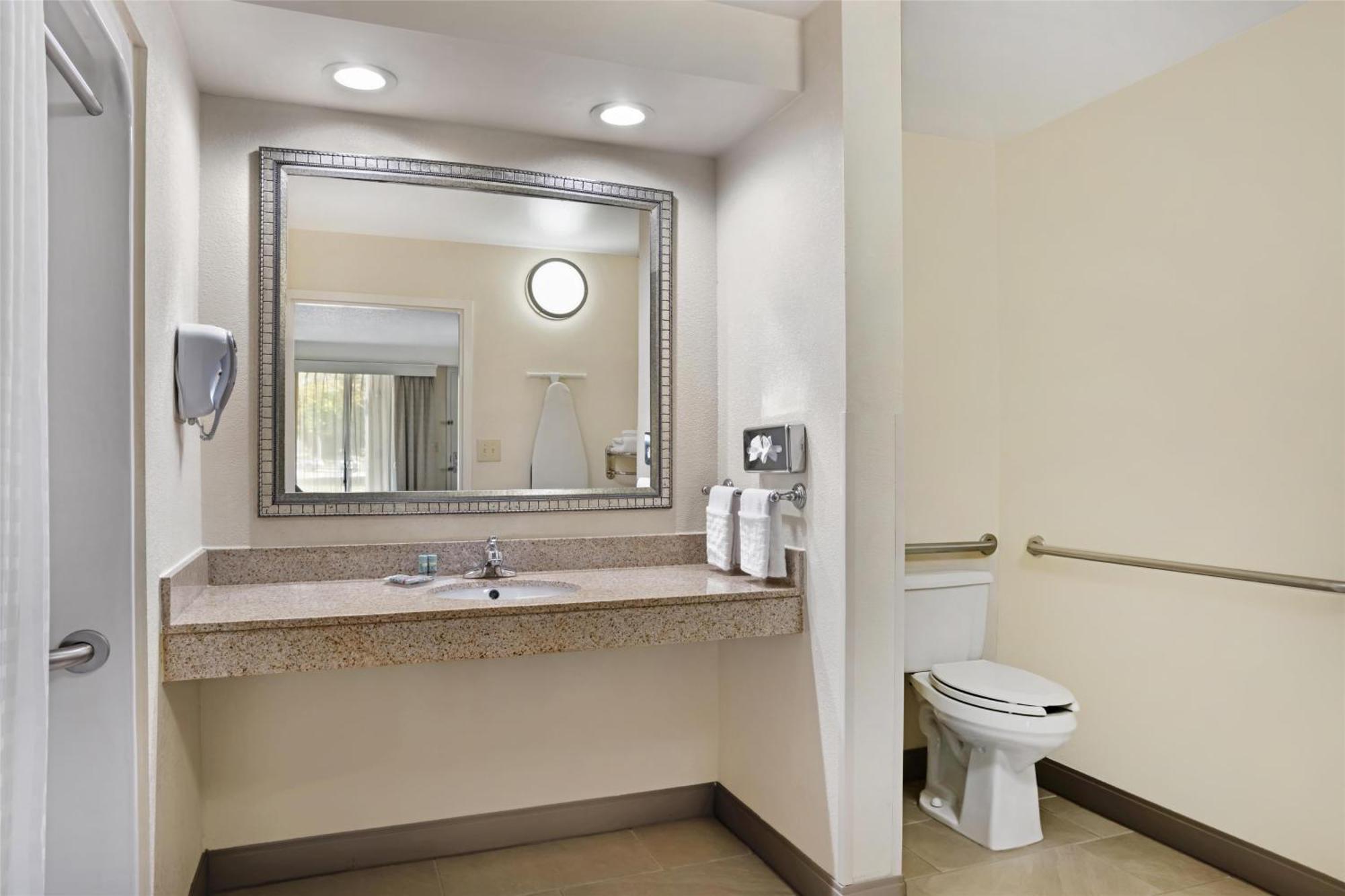 Best Western Inn&Suites Monroe Buitenkant foto