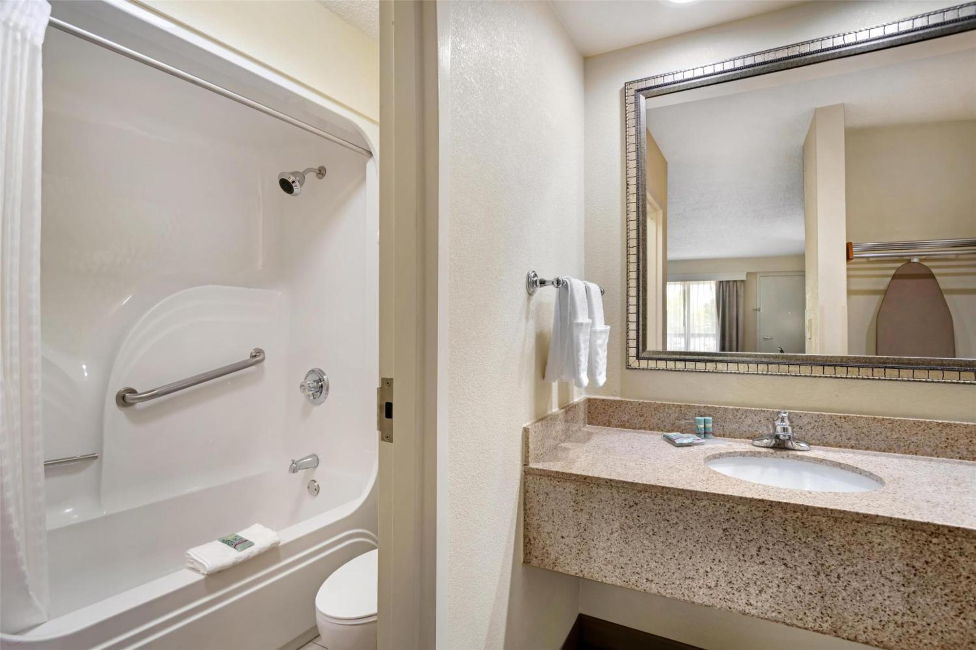 Best Western Inn&Suites Monroe Buitenkant foto