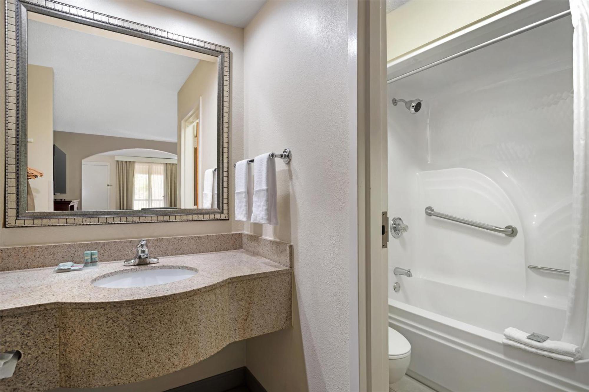 Best Western Inn&Suites Monroe Buitenkant foto