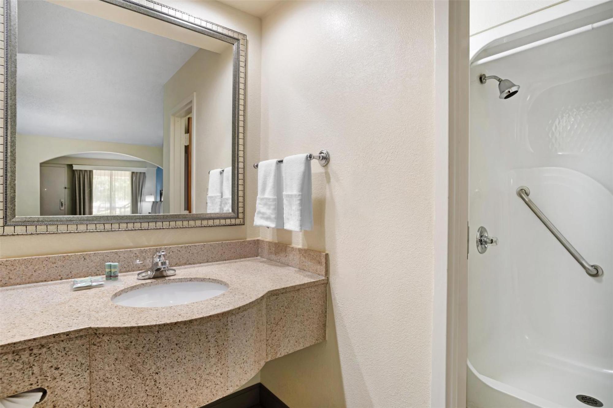 Best Western Inn&Suites Monroe Buitenkant foto